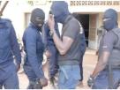 des gendarmes ou policiers en cagoule.