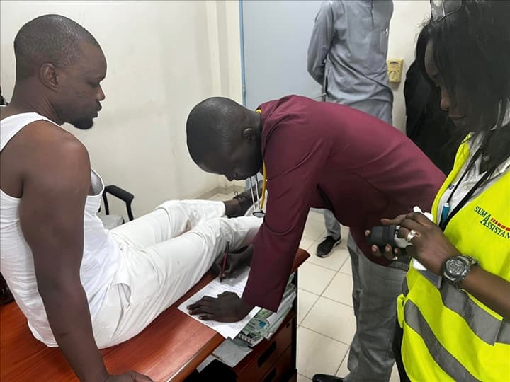 Ousmane Sonko avec un médecin au tribunal de Dakar